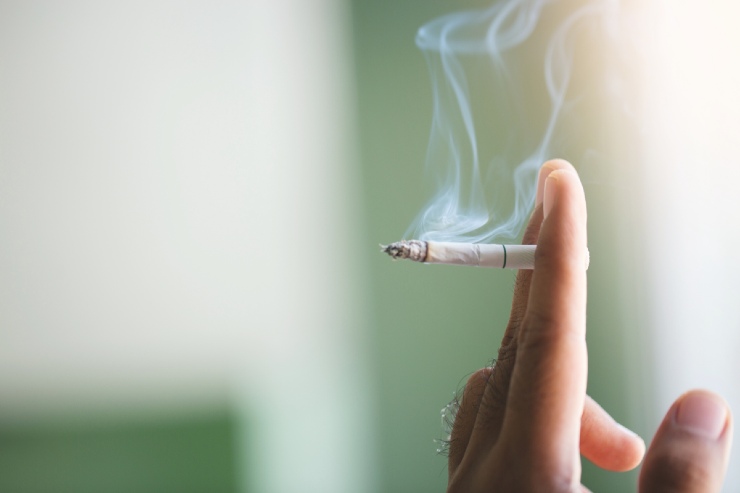 I metodi naturali per togliere la puzza di fumo in casa 
