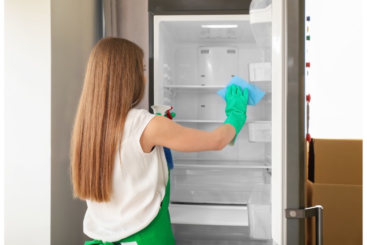 Come pulire bene il frigo per togliere la puzza e il cattivo odore 